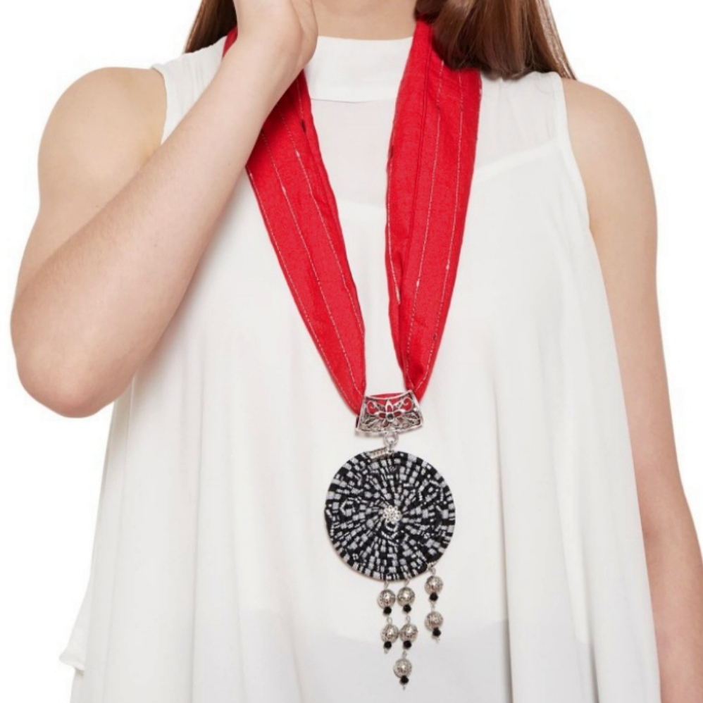 Syal Leher Selendang Kalung Aksesoris Wanita Etnik. Gandul Tali Tenun Hitam Manik Logam Warna Silver