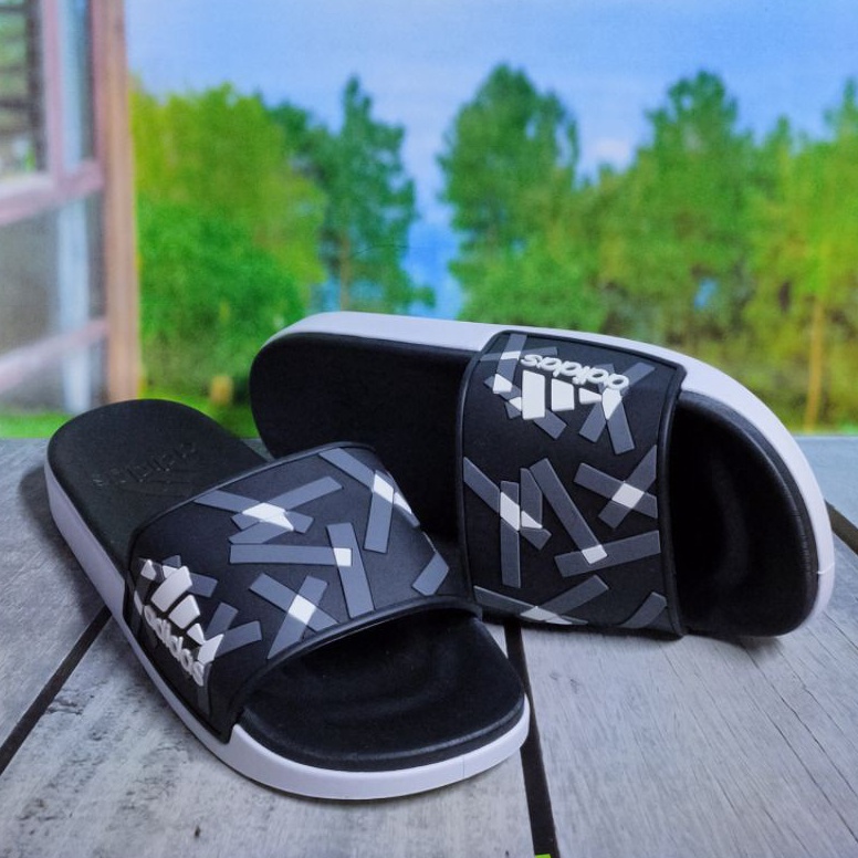 Banyak Dipakai Sandal Pria Adidas Adilette Slop Hitam Original