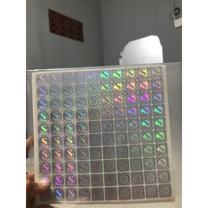 

Stiker Hologram Kotak silver dengan huruf "S