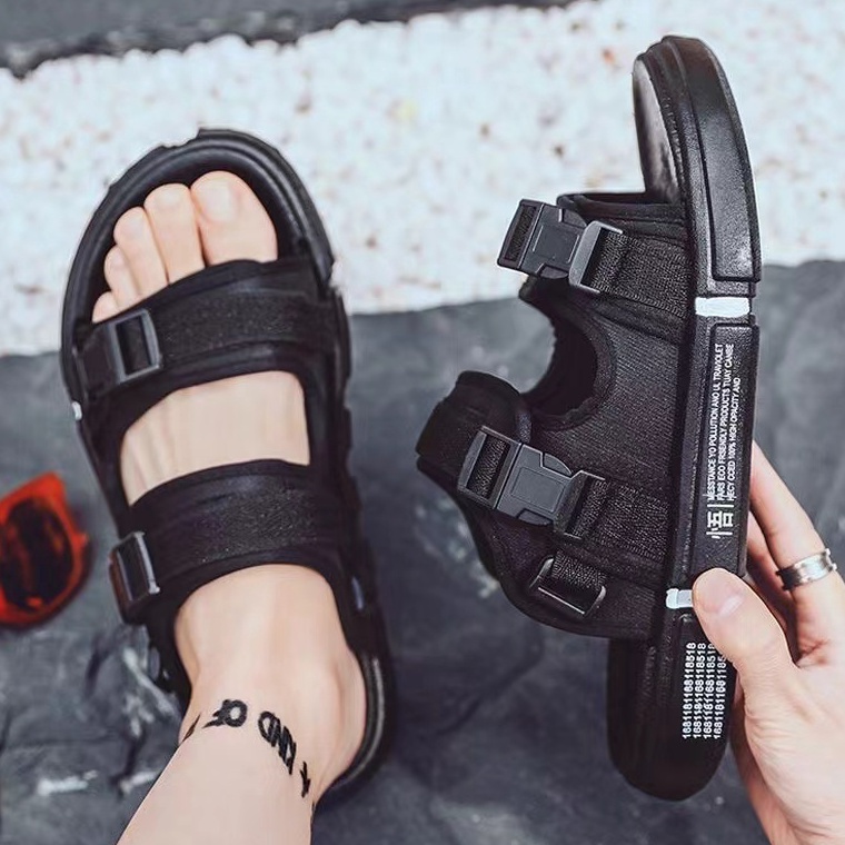 Banyak Dipakai sandal pria selop Sandal yang dipakai pria berkulit hitam bergaya santai mengenakan s
