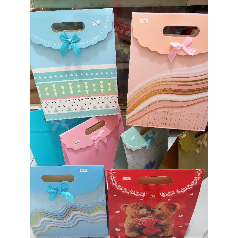 

PAPER BAG SEDANG+PENUTUP 24,5X12X31.5CM