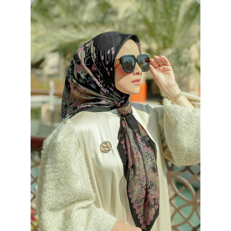 Al qash Square By Buttonscarves