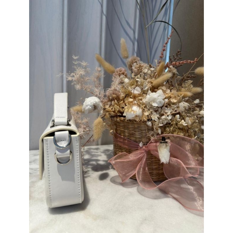 Tas Selempang Fendi Bucket Wanita Warna Putih