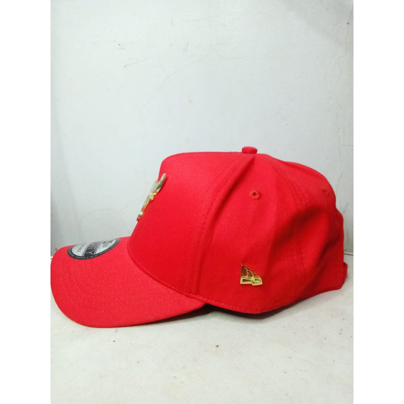 TOPI BASEBALL CHICAGO BULLS MERAH LOGO BESI GOLD