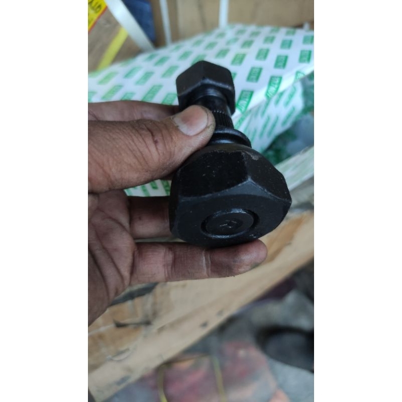 Baut roda depan Canter kanan/RH