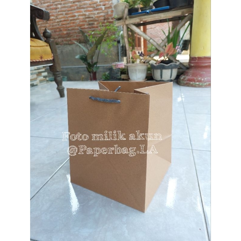 

Paperbag Polos dan Sablon Kardus 20x20 / R10K Hajatan