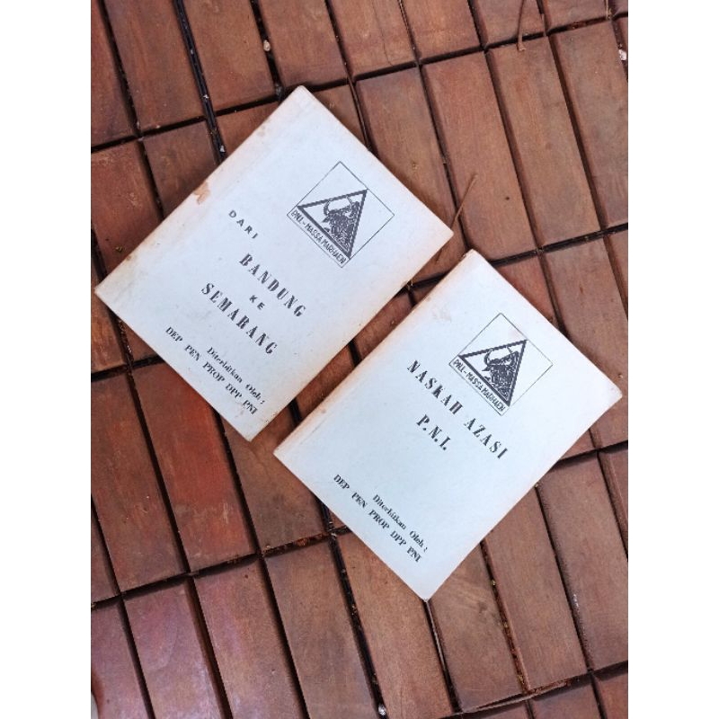 2 Buku P.N.I - Massa Marhaen1. Naskah Azasi P.N.I2. Dari Bandung Ke Semarang