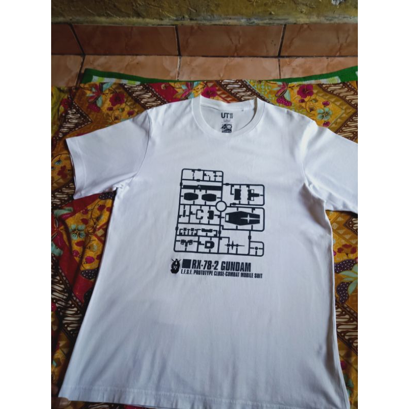 kaos uniqlo coleb gundam