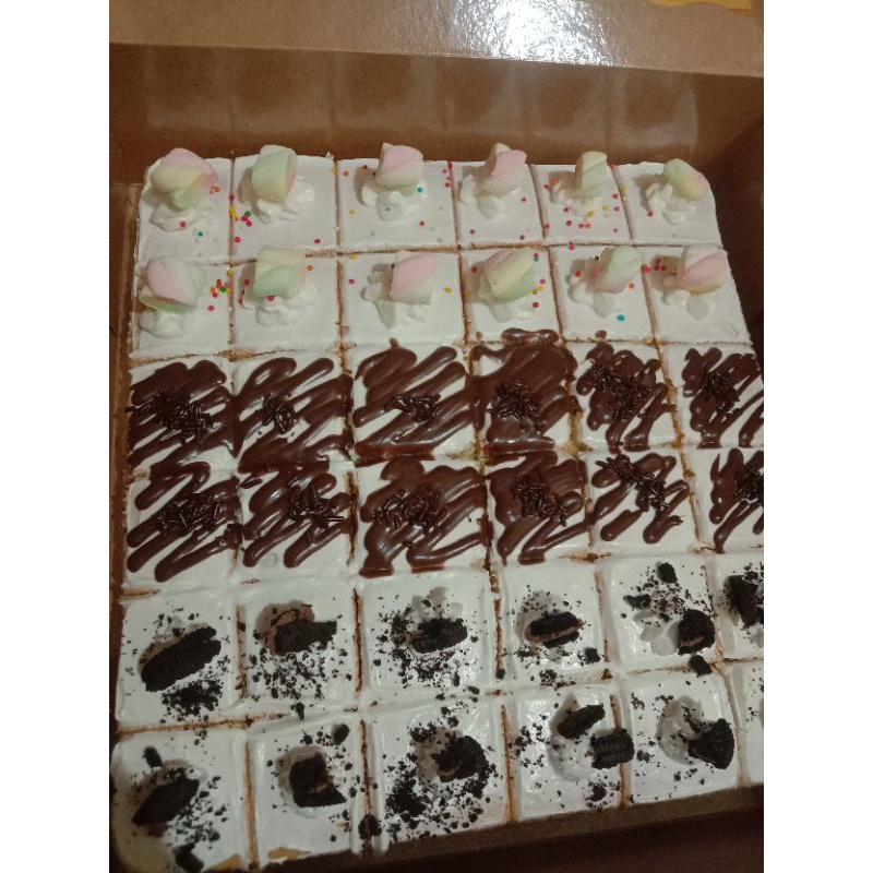 

CAKE POTONG EKONOMIS 36 POTONG ( 24X24)