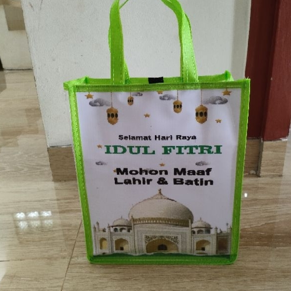 

Tas Hampers Idul Fitri Kombinasi Mika Bening + Polyester Banner Ukuran Tas 25x30x10 Goodie Bag Oval Tulisan Selamat Hari Raya Idul Fitri Untuk Kantong Belanja Lipat Bingkisan Snack Paper bag