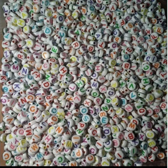 (100 pcs) Manik Huruf bulat pipih putih rainbow manik Alfabet bulat pipih