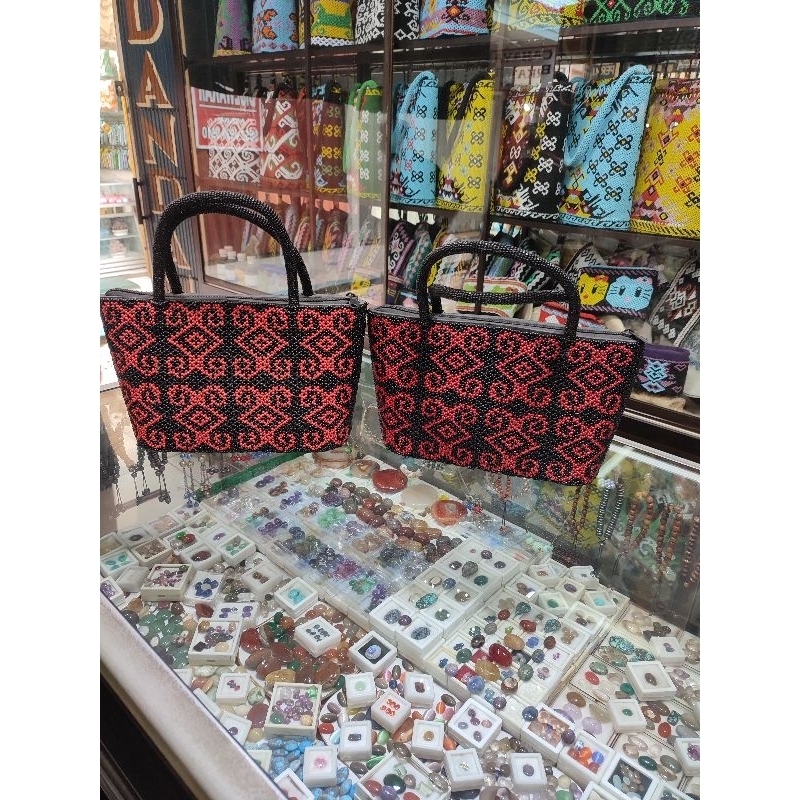 Tas Kerajinan Perempuan Manik Khas Kalimantan Selatan