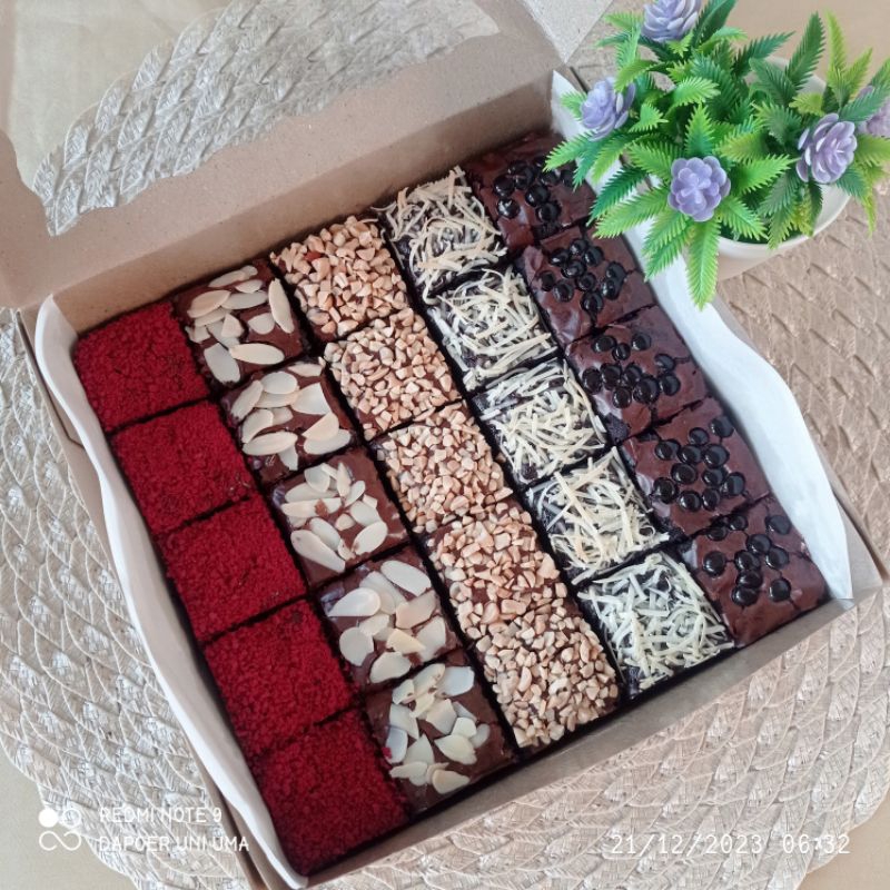 

FUDGY BROWNIES MIX TOPING