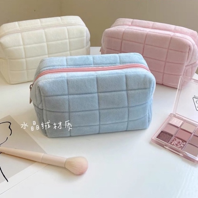 

KODE V1S LITTLE DAISY FURANO Puffy Makeup Pouch Pencil Case Sleting Tempat Pensil Bantal Bulu Tas Make Up Fluffy Motif Kotak Cute