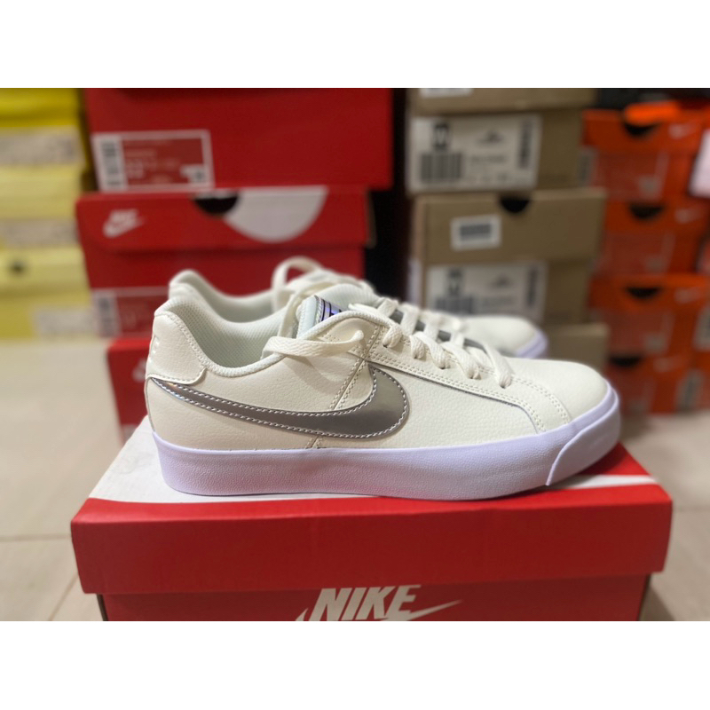 NIKE WANITA ORIGINAL COURT ROYALE AC SAIL AQ2810-104