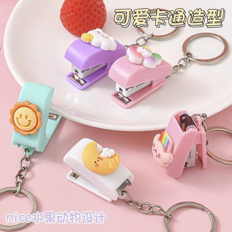 

STAPLES MINI GANTUNGAN KUNCI KARAKTER LUCU