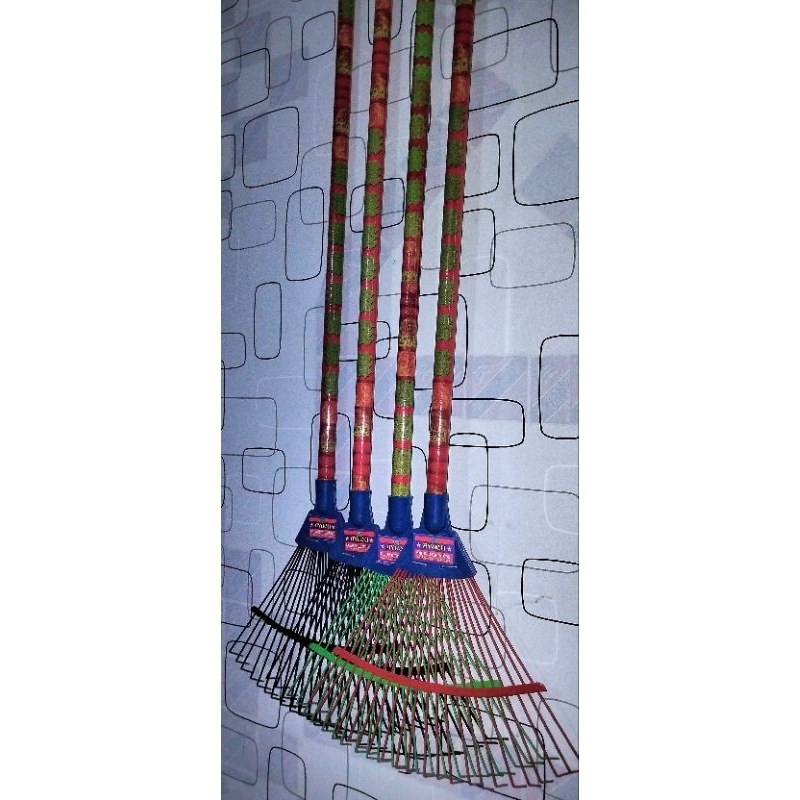 Sapu Besi/Sapu Taman Besi/Garuk Besi/Sapu Cakar Besi(KAWAT BESI LAKOP PLASTIK PAKAI GAGANG)