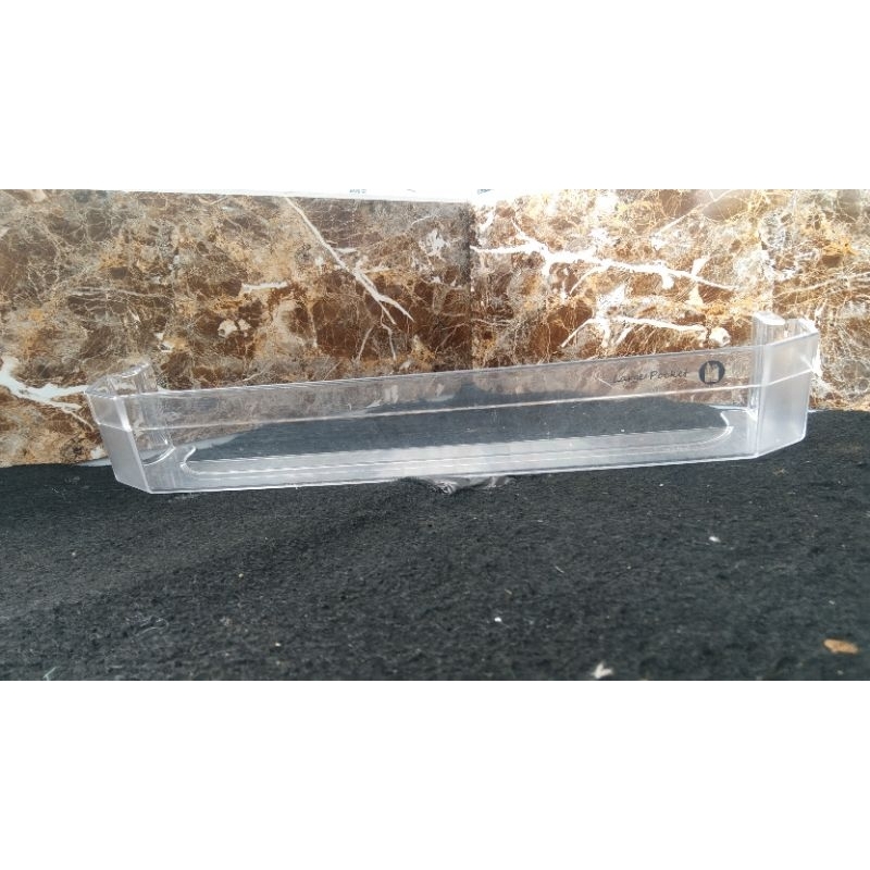 Rak kulkas sanken 1 pintu dan 2 pintu rak botol bagian tengah Kulkas Sanken 1 pintu dan 2 puntu