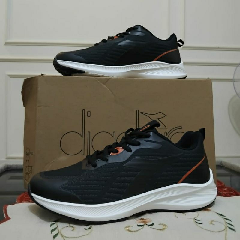 SEPATU HITAM PUTIH PRIA DIADORA ORIGINAL SIZE 40