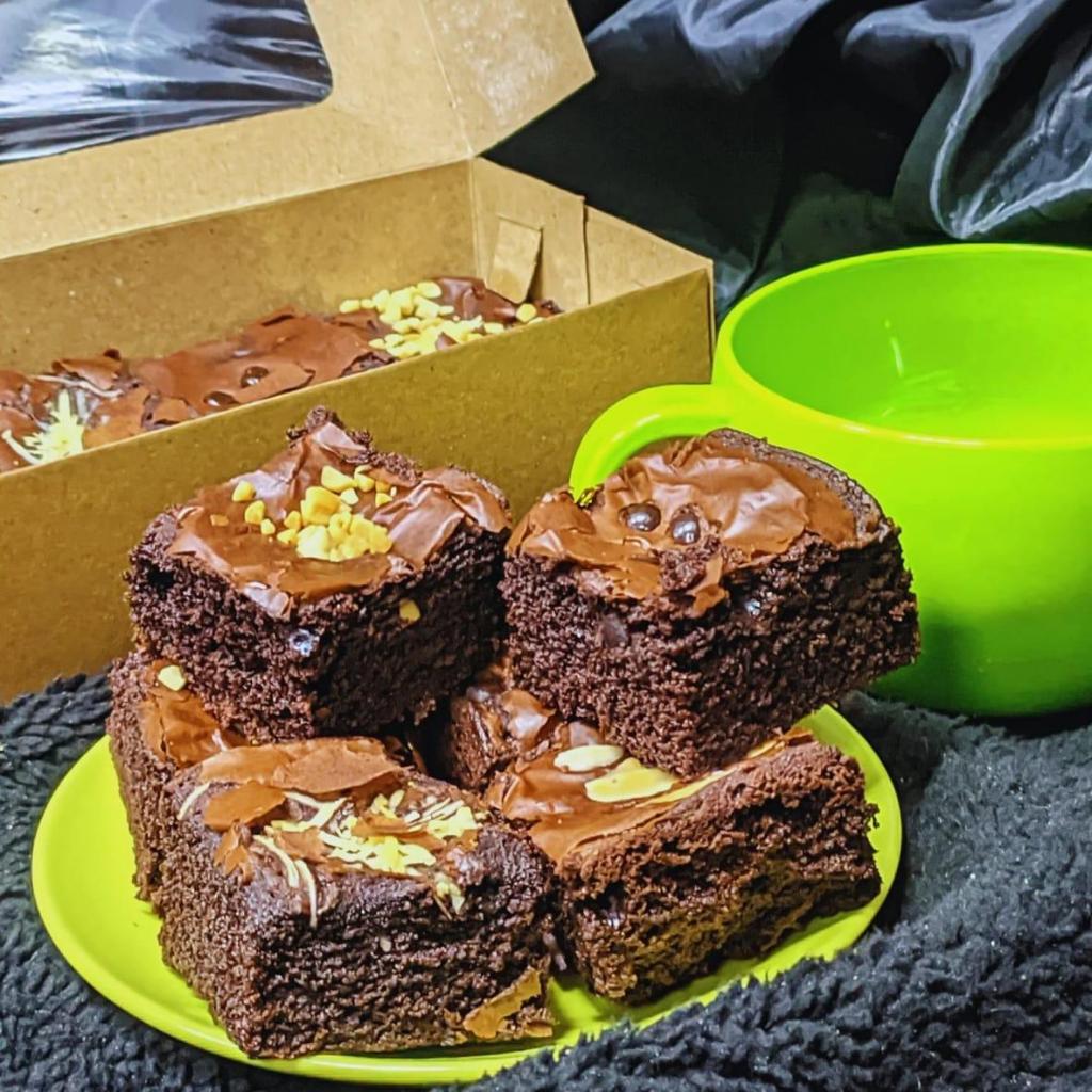 

SWEETIE BROWNIE | Brownies Fudgy Dark Cokelat Skat 20x10 (Isi 8 pcs ukuran 5cm)
