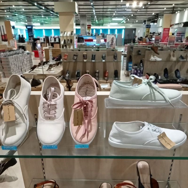 SEPATU CASUAL WANITA YONGKI KOMALADI