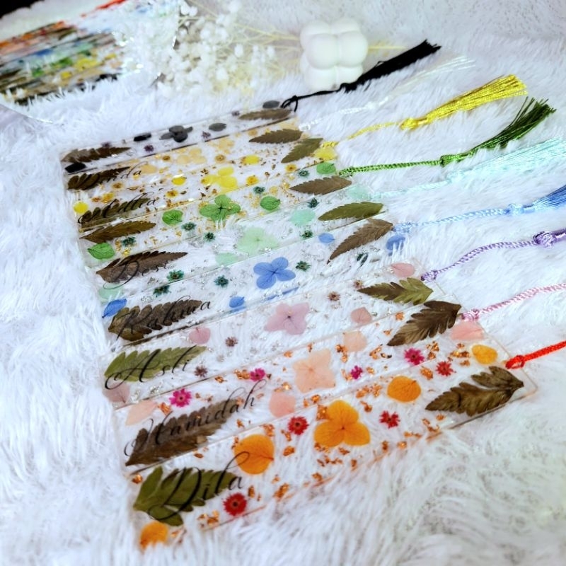 

Custom Bookmark Resin with Flower Hydrangea Baby Breath Edelweiss/ Pembatas Buku Resin