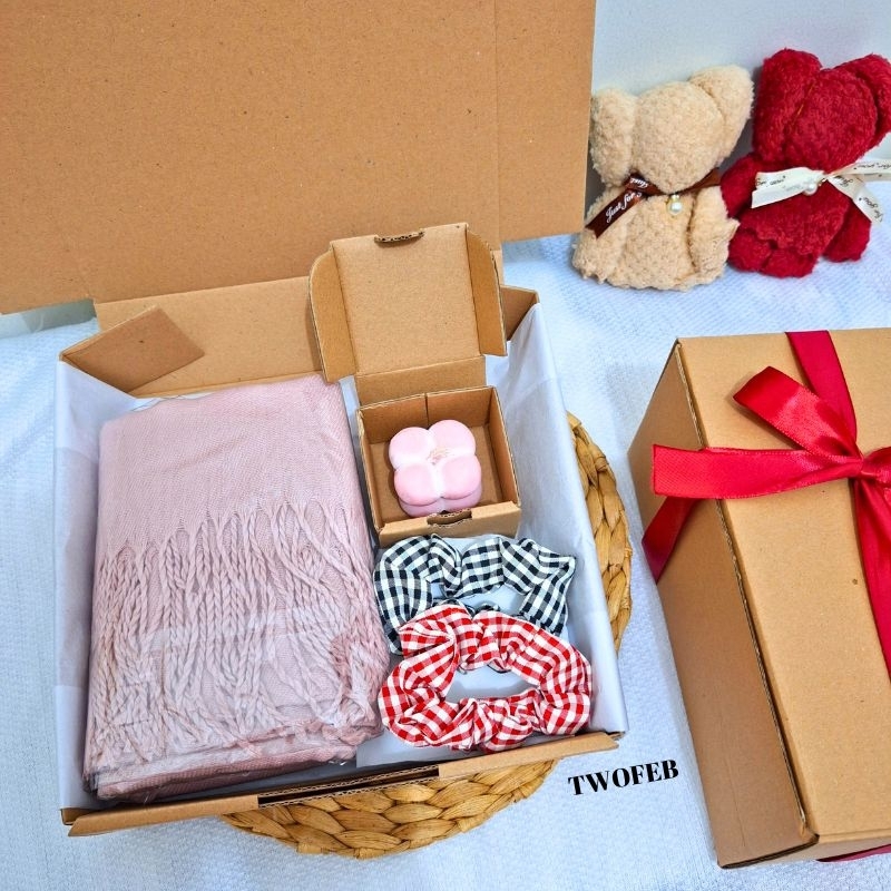 

SYAL GIFTBOX HAMPERS MURAH VALENTINE ULANG TAHUN WISUDA IDUL FITRI RAMADHAN