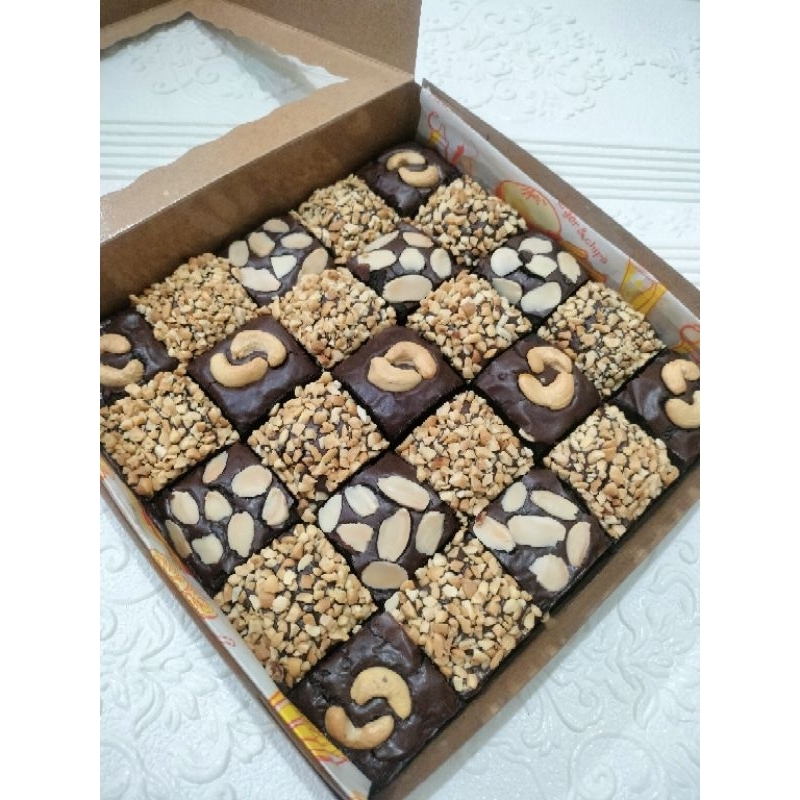 

Fudgy Brownies/Brownies Sekat/Brownies panggang/kue coklat/brownies sekat/brownies lumer/kuliner singkawang/jajanan singkawang/milo Malaysia/bolu singkawang/oleh oleh Singkawang/lapis legit/brownies pontianak