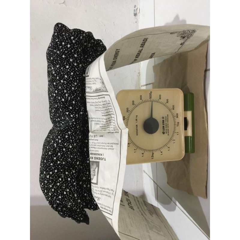 B) Gaun pesta wanita stretch hitam mengkilap Jessica McClintock.