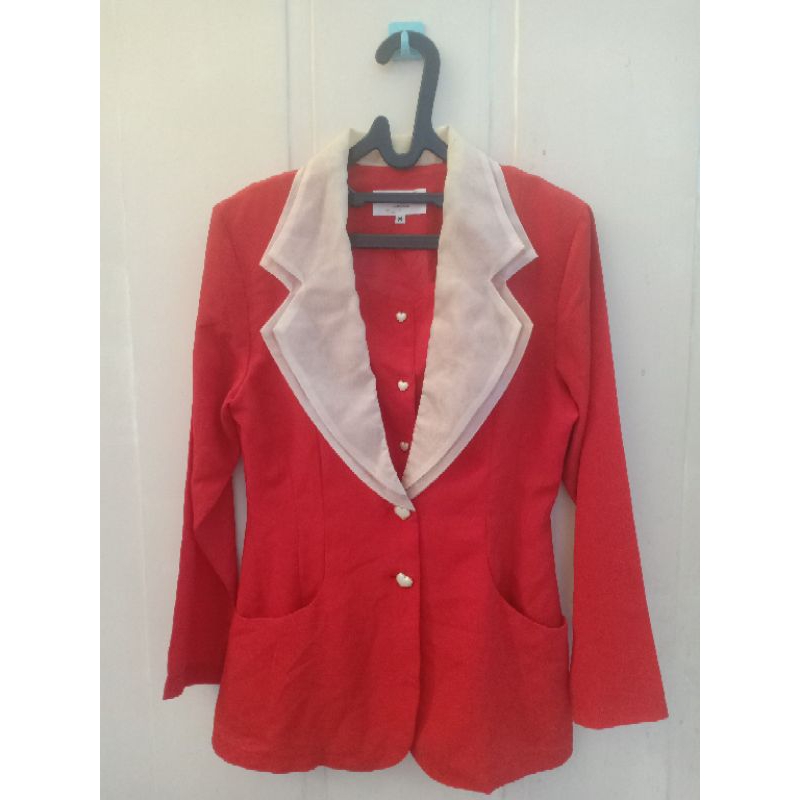 Satu set atasan dan rok wanita remaja.