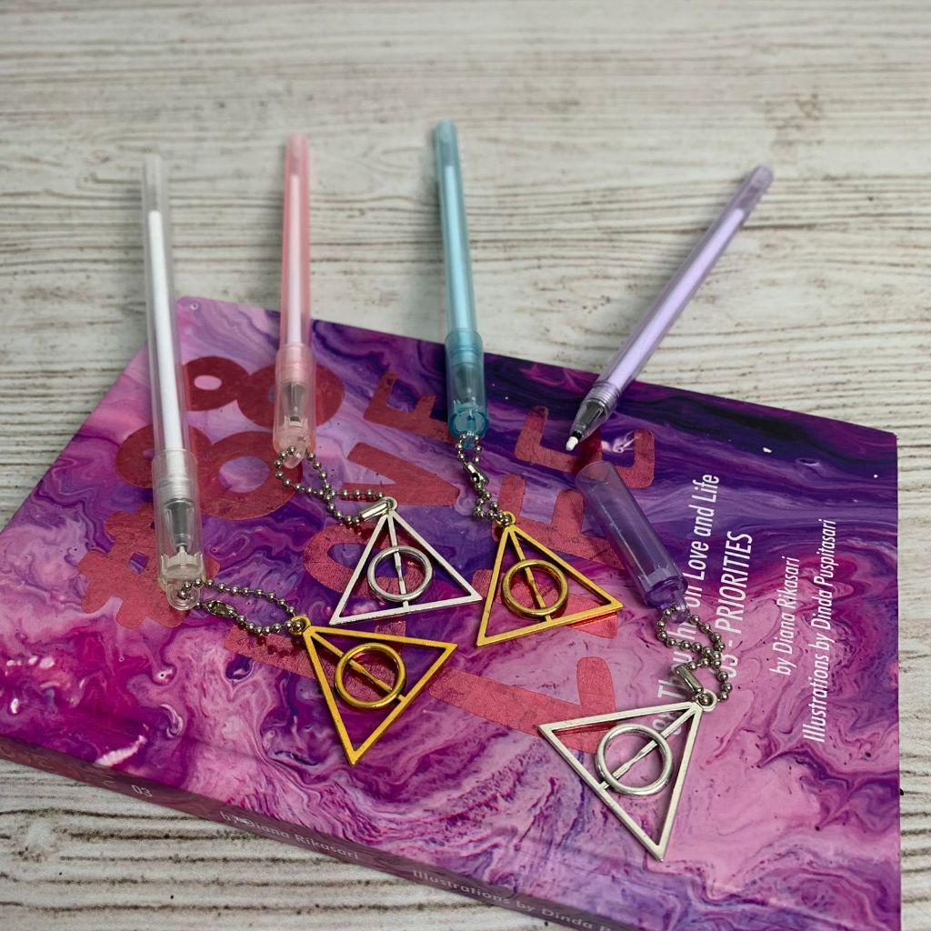

Pulpen Gantungan Logo Segitiga Unik Lucu Tinta Gel Hitam / Bolpen Gantungan Triangle Cute Alat Tulis Sekolah Anak Kekinian Harga Termurah Bisa Grosir dan COD