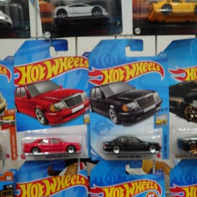 Hotwheels mercy 500E merah hitam