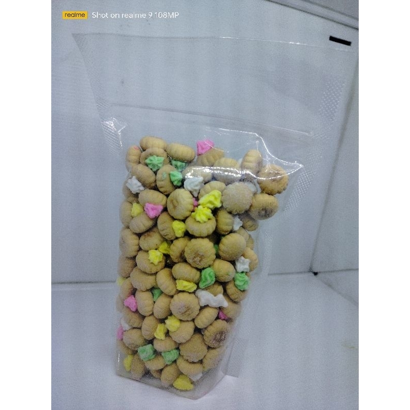

Kue Kancing / Biskuit Jadul warna warni / Kue Monas / Kembang Gula / Gem Rose Kiloan / berat 250 gram