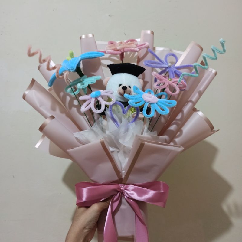 Buket Bunga Kawat Bulu Pipe Cleaner Twist Stick dengan boneka wisuda