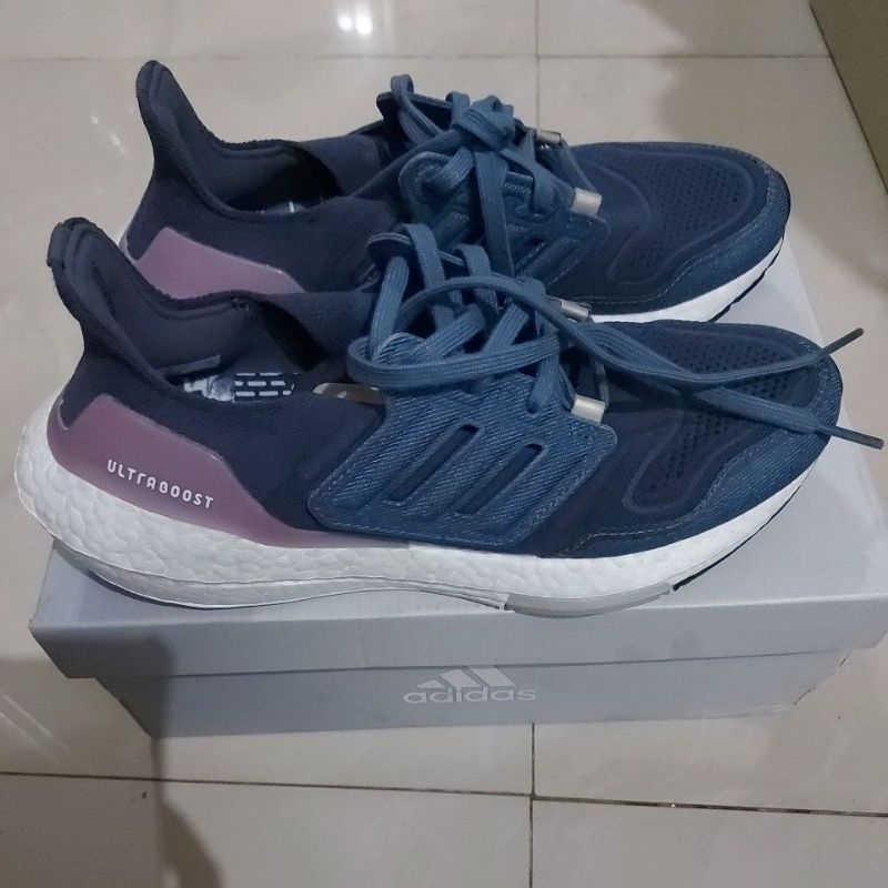 Sepatu lari wanita Adidas Ultraboost 22 GX9157 size 38 2/3 made in Vietnam / running shoes women Adi