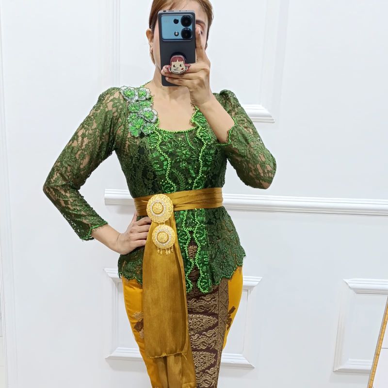 Kebaya Samantha bunga tumpuk pundak kerut lengan panjang ,model mewah cocok untuk acara special anda