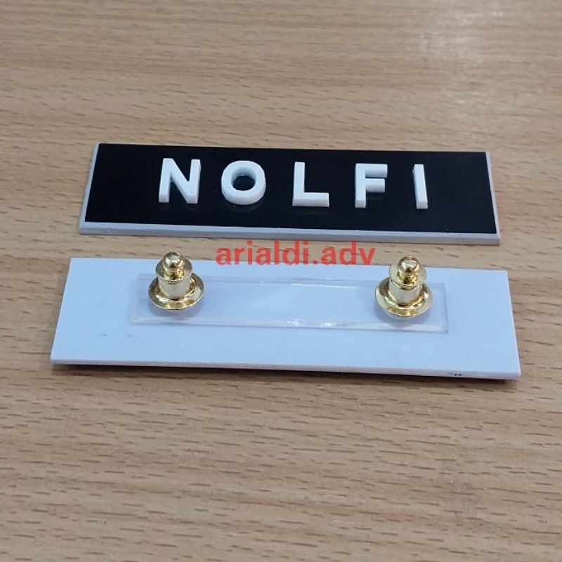 

papan nama dada huruf timbul paku jambu ukuran 2,5×8 cm nametag acrylic timbul premium paku jambu