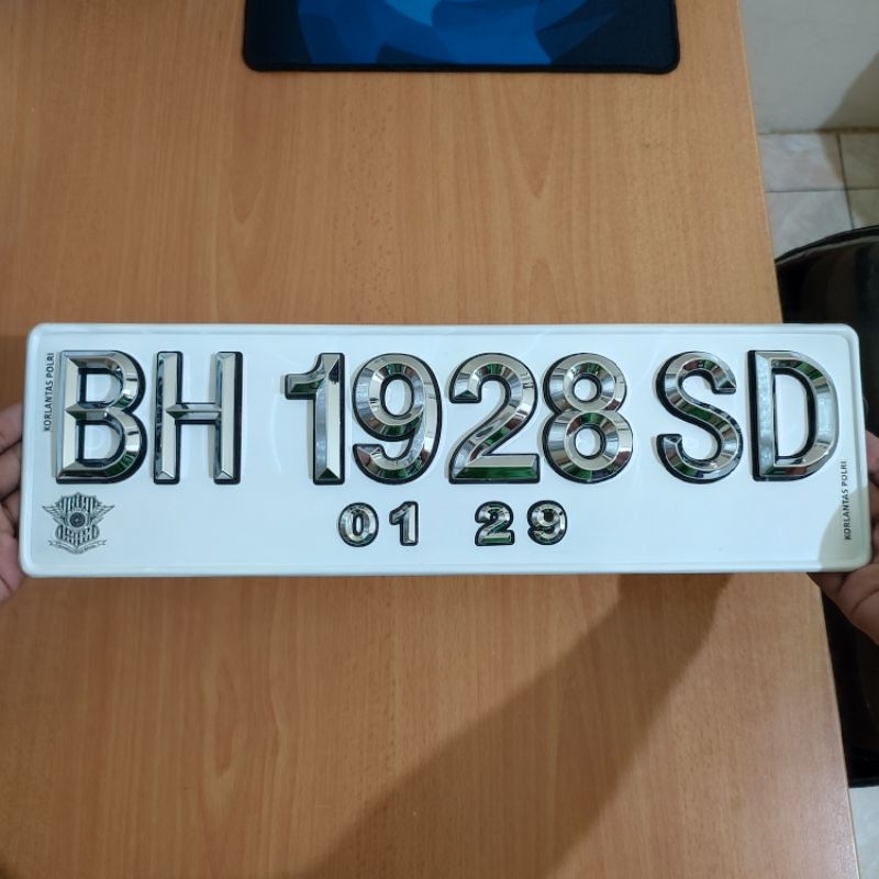 Mobil Huruf Timbul Segilima Chrome Mewah