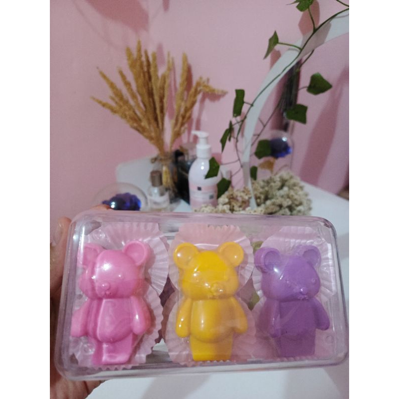 

coklat karakter beruang isi kacang almond