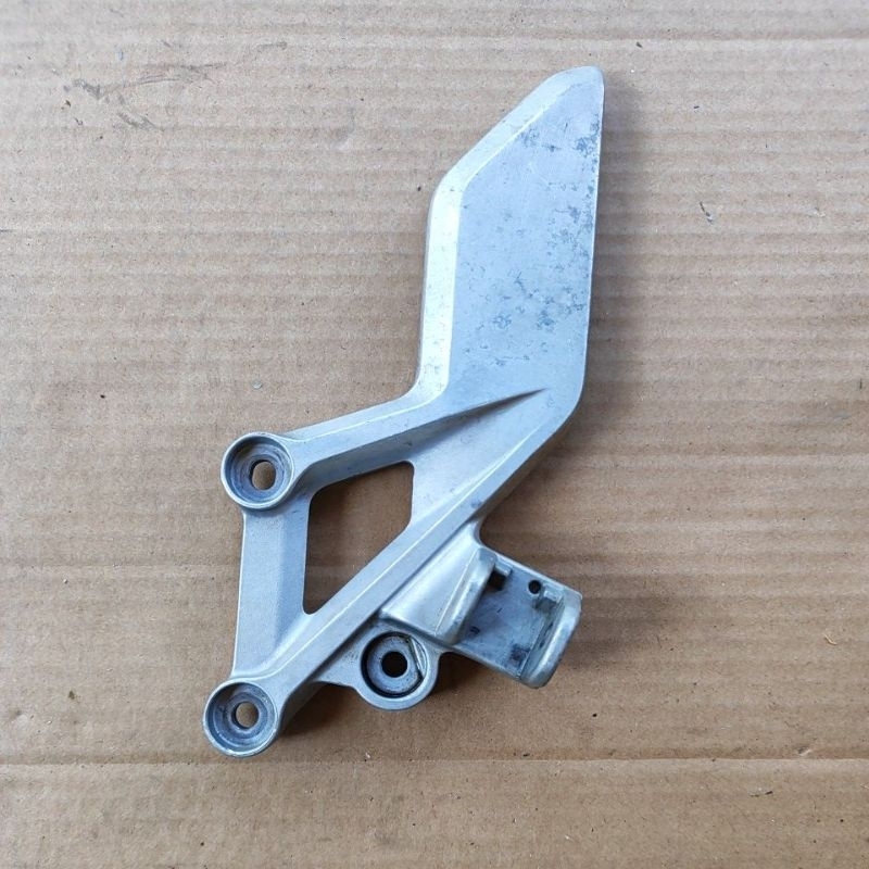 footstep postep step depan bagian kiri HONDA CBR 150 original