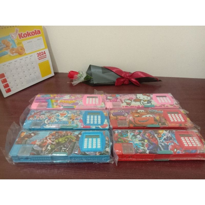 

Tempat Pensil / pensil case / duskrip kalkulator motif cowok cewek