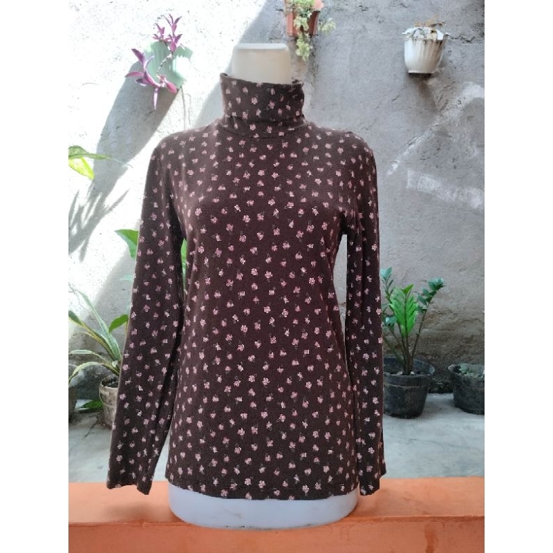 kaos lengan panjang motif bunga Uniqlo