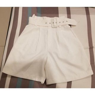 PRELOVED POMELO HIGHWAIST HOT PANTS WHITE CELANA PENDEK PUTIH WITH BELT