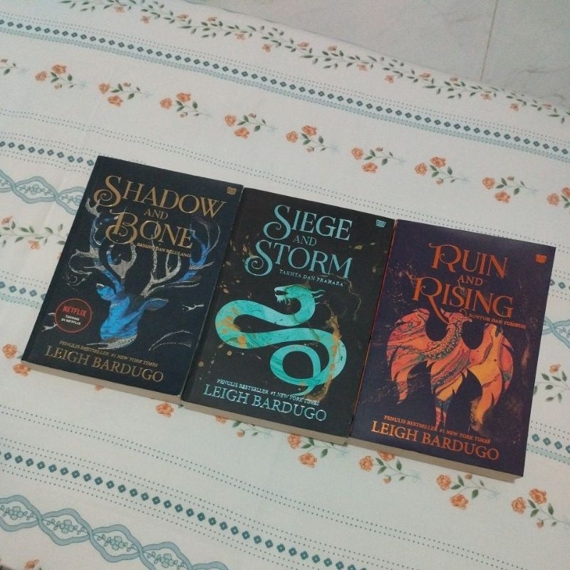 preloved shadow and bone; siege and storm; ruin and rising trilogy (ind)
