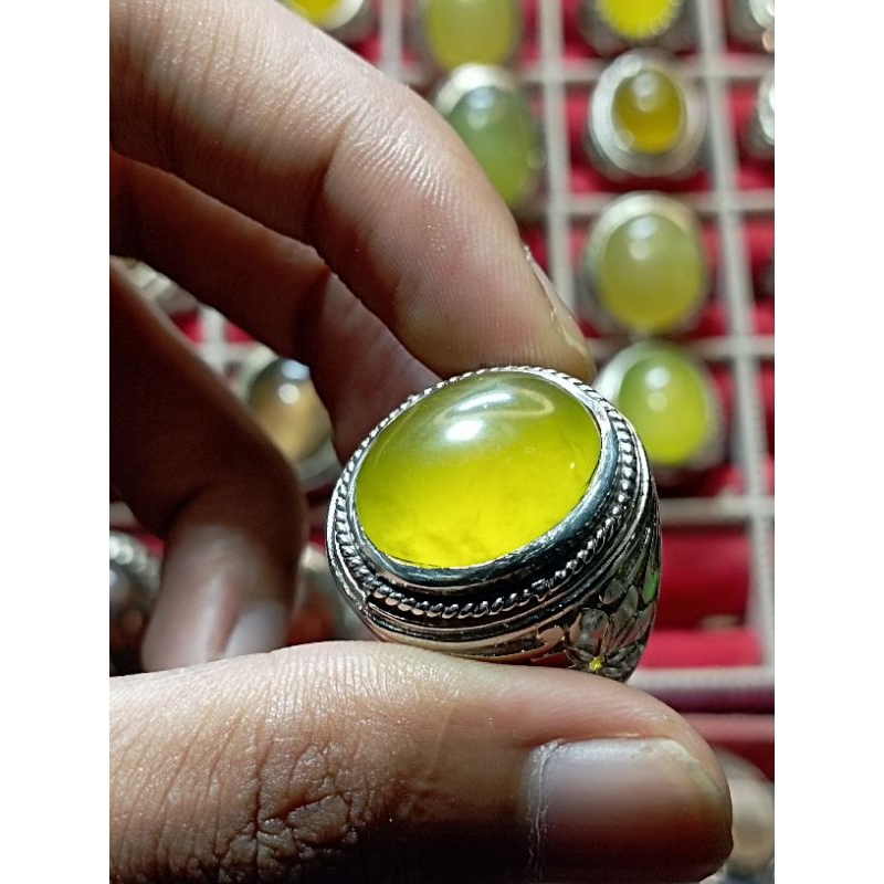 natural idocrase pucuk pisang