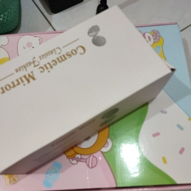 

1 box dompet kak contamanel