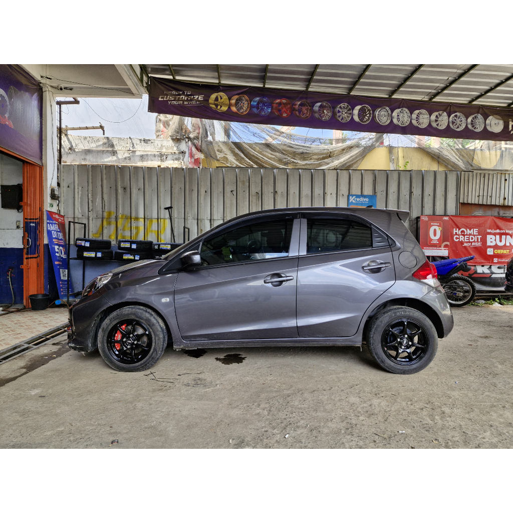 tampilan elegant velg mobil honda brio pakai velg racing hsr ring 14 free ongkir