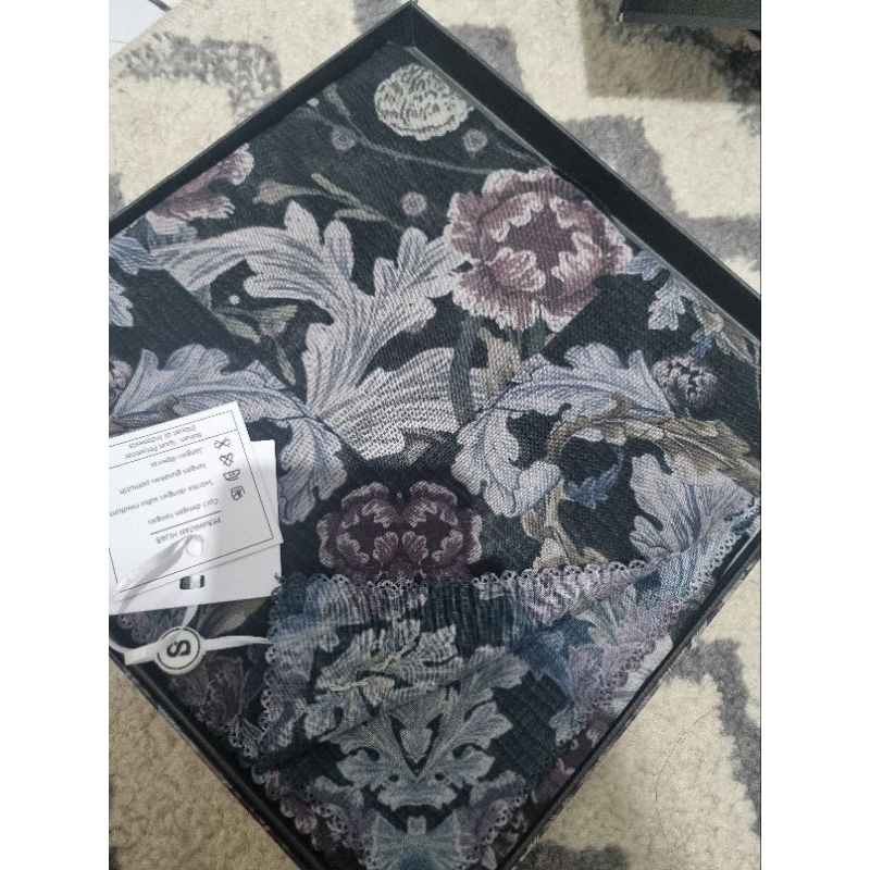 Buttonscarves royale black