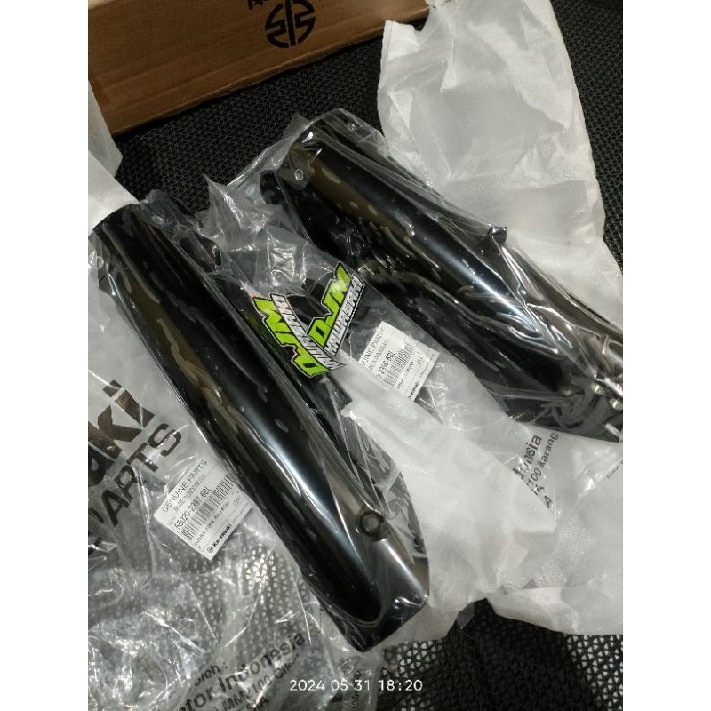 Cover shock depan cover  shock USD KLX 150 SM 2024 Original kawasaki