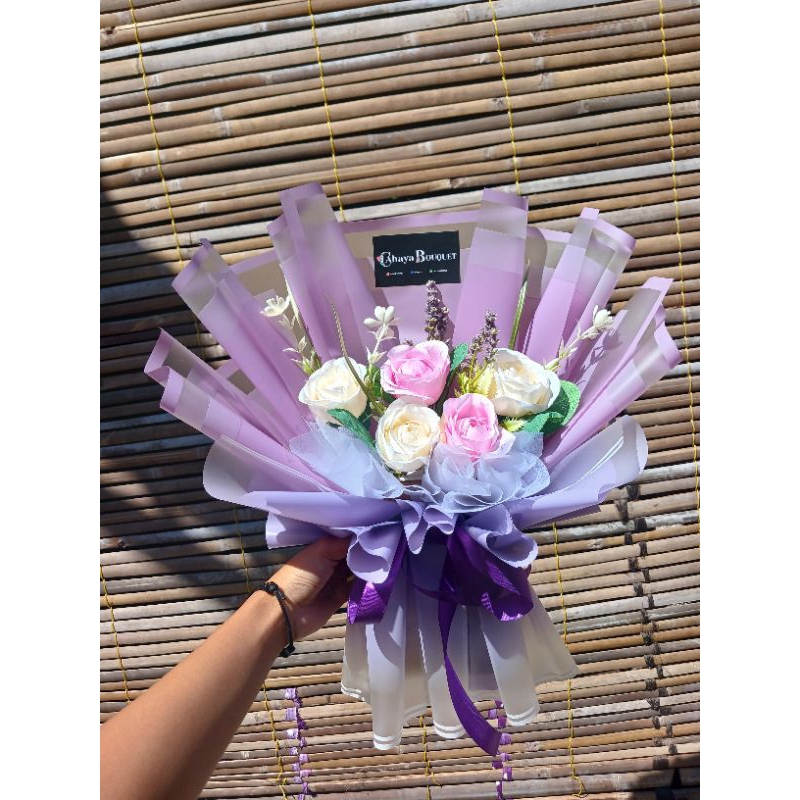 

BUKET BUNGA WARNA LILAC/HADIAH ULTAH,ENGAGEMENT GRADUATION